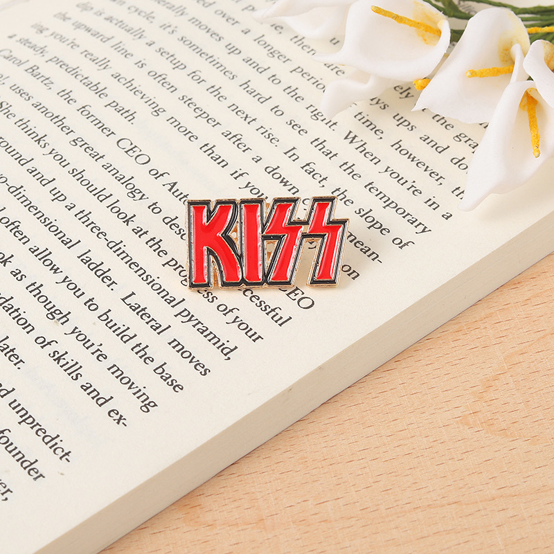 KISS Band Pin English Letters  - Embroidery Initials recension och pris