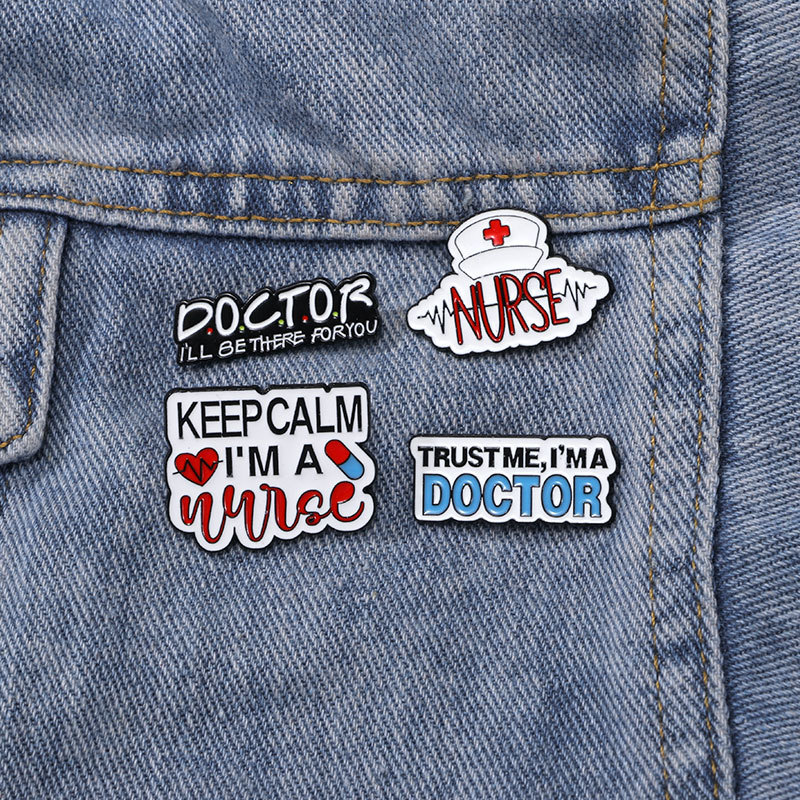 Cute Medical Series Enamel Bro - Embroidery Initials recension och pris